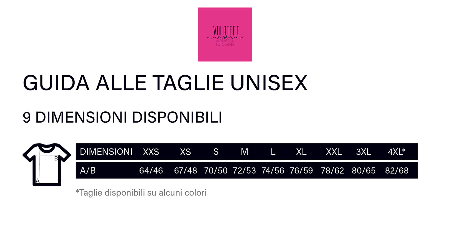 Tabella della guida alle taglie unisex per le t-shirt VOLATEES. Mostra nove dimensioni disponibili (XXS, XS, S, M, L, XL, XXL, 3XL, 4XL*) con relative misure in centimetri per lunghezza (A) e larghezza (B). Il logo VOLATEES รจ posizionato in alto al centro su sfondo rosa. Una nota in basso specifica che alcune taglie sono disponibili solo in determinati colori