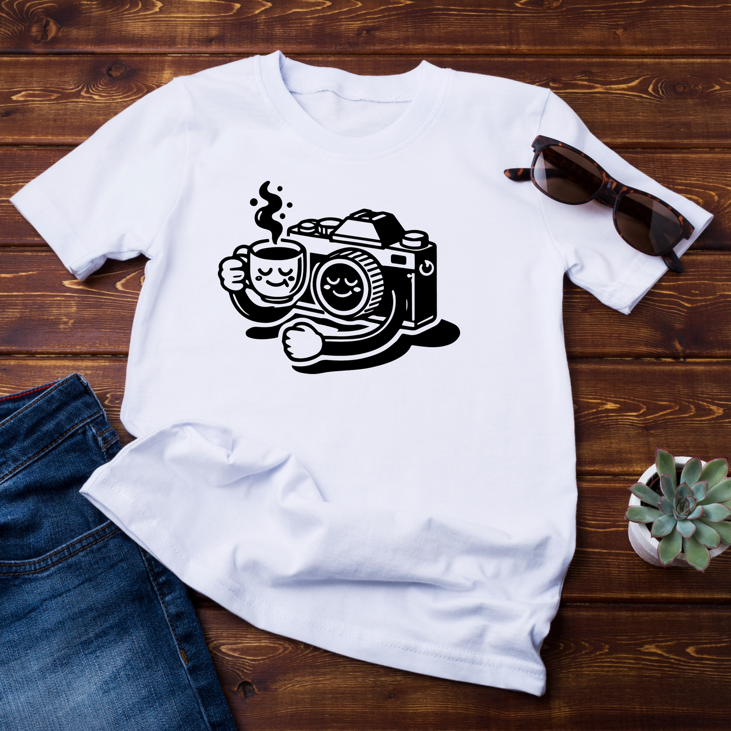 (T-shirt su fondo scuro con outfit casual):
T-shirt bianca con il design “Coffee & Clicks - Il Relax del Fotografo”, presentata su fondo scuro con occhiali da sole e pianta decorativa, perfetta per gli amanti della fotografia e del caffè.