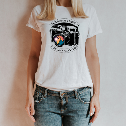 T-shirt bianca indossata
"T-shirt bianca 'Inquadrare il Mondo' con grafica di una fotocamera e mappamondo nell’obiettivo, indossata da una donna con jeans, su sfondo neutro